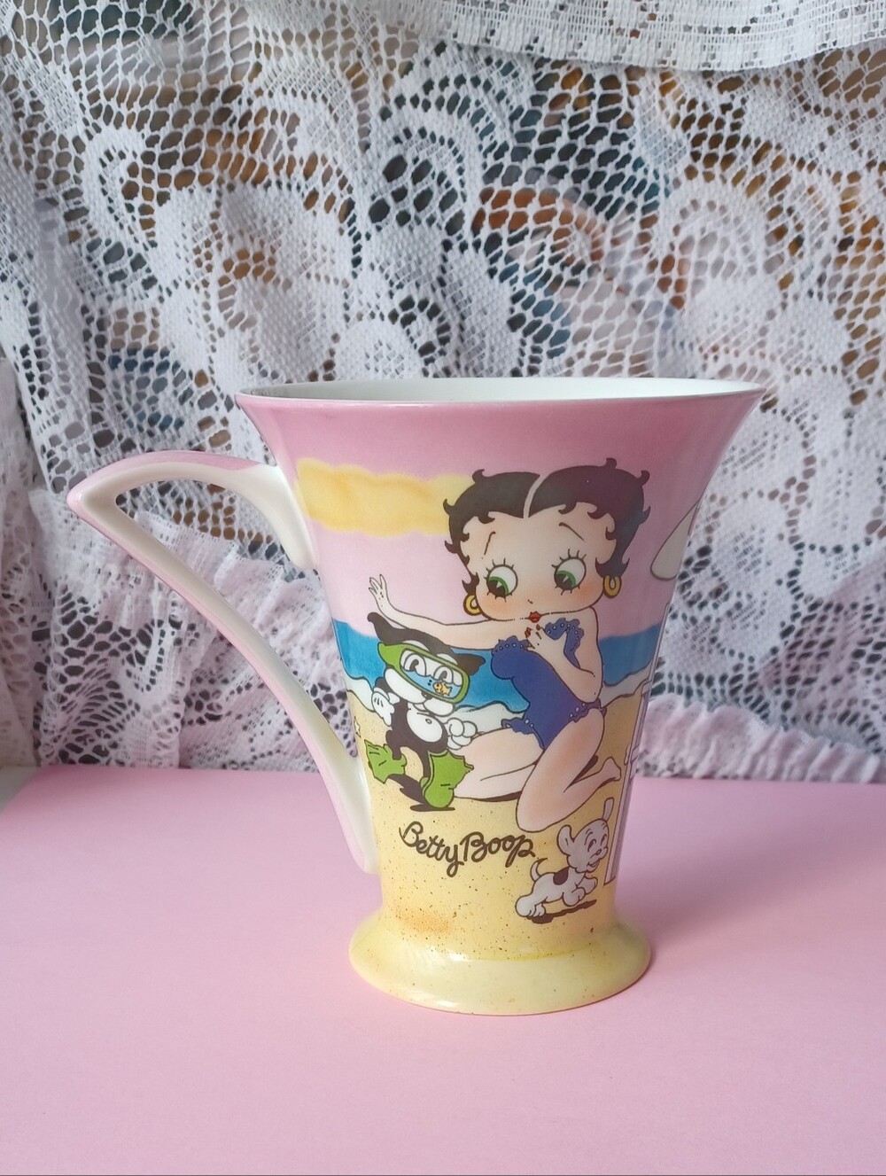 VINTAGE 2004 BETTY BOOP 10 OZ COLLECTOR MUG BONE CHINA "BEACH SCENE" 4.5" (H)
